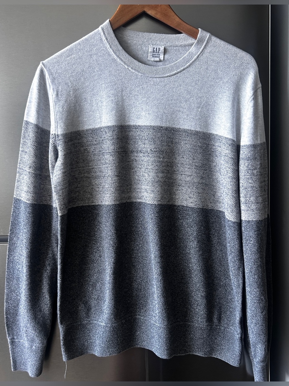 GAP Men’s Medium Gray Colorblock Cotton Crewneck Sweater